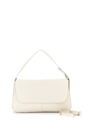 Bolso rectangular de cuero color crema con cierre de solapa, correa corta en la parte superior y correa larga desmontable colocada a su lado.