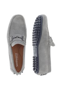 Graue Wildleder-Mokassins mit einer dekorativen schwarzen Schnalle, gummierter, genoppter Sohle und glattem Lederinnenraum. Rundliche Zehenform und Slip-On-Design.