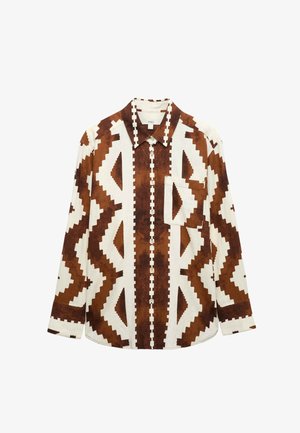 Camisa de manga larga con botones, con patrones geométricos en zigzag y triángulos en tonos marrón y blanco, con un bolsillo en el pecho y cuello puntiagudo.