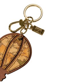 Portachiavi in oro con clip a forma di cuore, etichetta di marca e ciondolo a forma di mongolfiera con design di mappa vintage in tonalità marroni e beige.