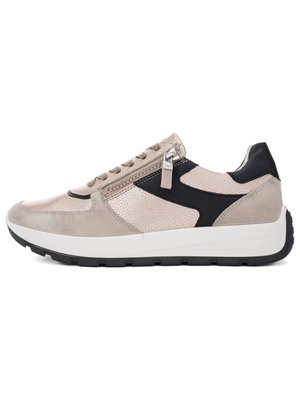 Beige und schwarzer Sneaker mit strukturierten und Wildlederpaneelen, seitlichem Reißverschluss, Schnürung und dicker weißer Sohle mit schwarzer Profilsohle.