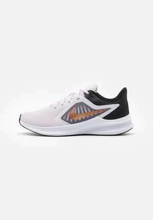Baskets de sport roses claires avec des accents noirs et une tige en maille grise. Présente un logo en forme de virgule orange et une semelle blanche texturée.