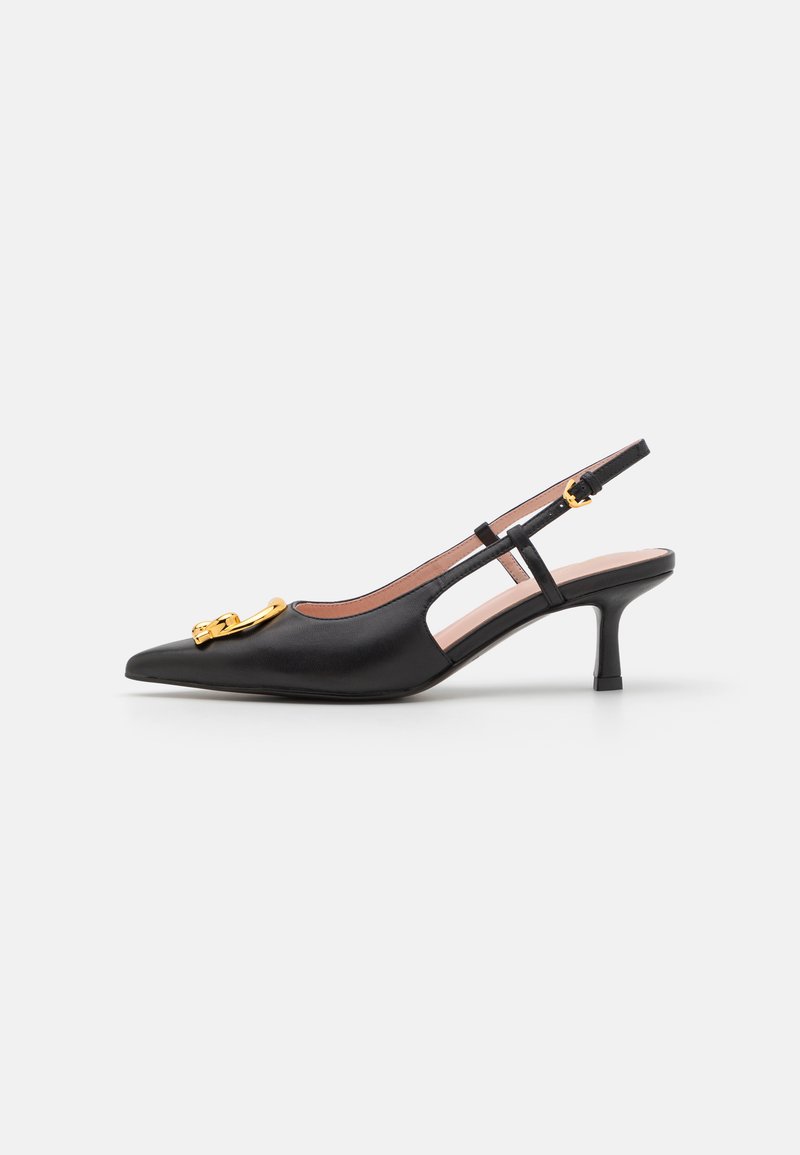 Pantofi slingback din piele neagră, cu vârf ascuțit, detalii din metal aurit și toc de înălțime medie. Prezintă un design cu tăieturi pe laterale și curea ajustabilă.