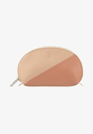 Lederen cosmetica pouch, met een afgeronde vorm en een perzik- en roze kleurblokontwerp, ritsluiting en reliëflogo-detail.