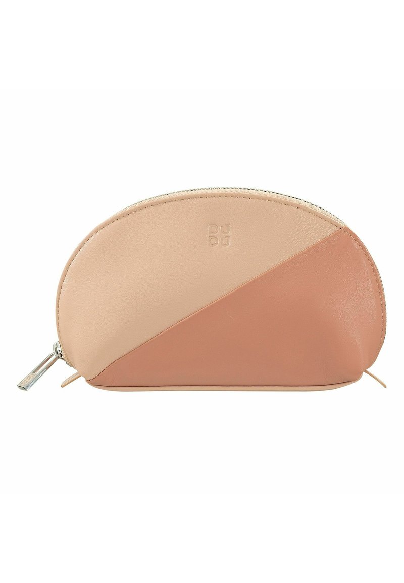 Neceser de cuero con forma redondeada, diseño en bloque de color melocotón y rosa, cierre con cremallera y detalle de logo en relieve.