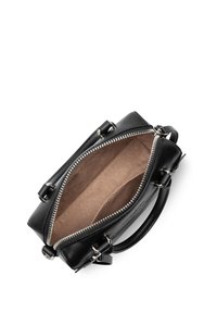 Borsa a tracolla in pelle nera con chiusura a zip, texture liscia e un interno spazioso dotato di un rivestimento beige e due tasche laterali.
