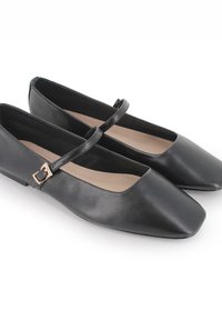 Bailarinas de cuero negro con punta cuadrada, suela plana y correa ajustable con un hebilla en tono dorado. Textura suave, diseño clásico.