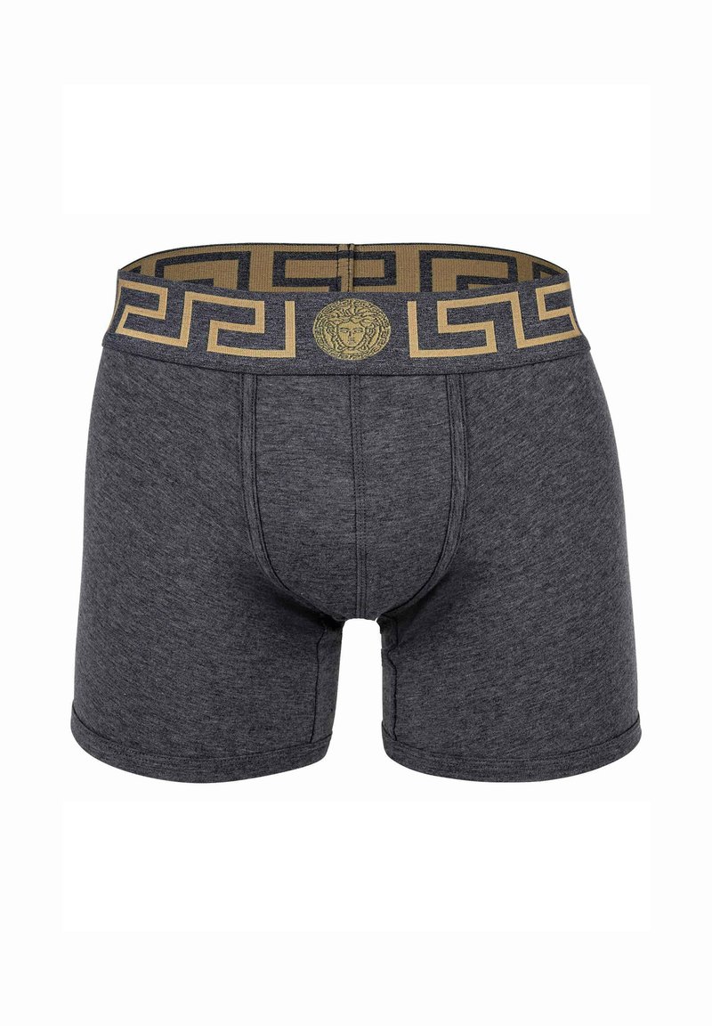 Dunkelgraue Boxershorts mit einem elastischen Bund in Gold und Schwarz im griechischen Schlüssel-Design, der ein zentrales Emblem aufweist. Weicher Stoff.
