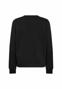 Fekete pulóver hosszú ujjakkal, kerek nyakkivágással és bordázott mandzsettákkal. Sima textúrájú, egyszerű, letisztult dizájnnal, grafikák nélkül.