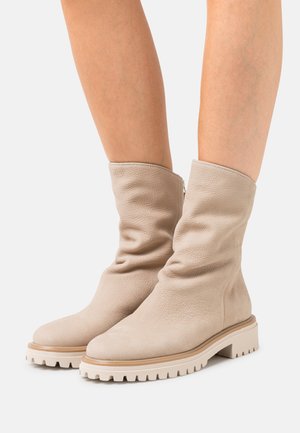 Paul Green Platform ankle boots - grained almond