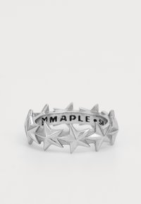 Sudraba metāla gredzens ar paceltu zvaigžņu formu joslu, teksturētu virsmu un iegravētu zīmola nosaukumu iekšpusē.