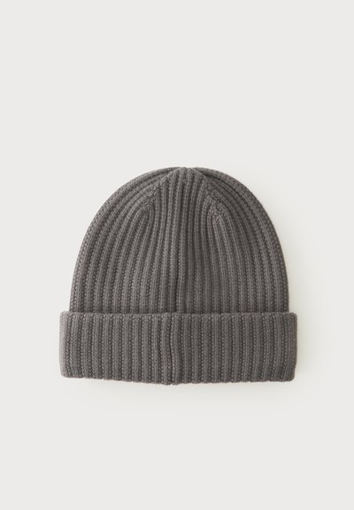 Bonnet tricoté gris avec côtes verticales et revers plié, présenté sur un fond blanc uni.