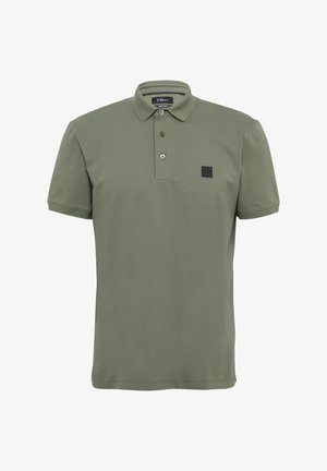 Oliwkowa koszulka polo z gładkiego materiału, z kołnierzykiem, plakatą na trzy guziki oraz małą czarną łatką z logo na piersi.