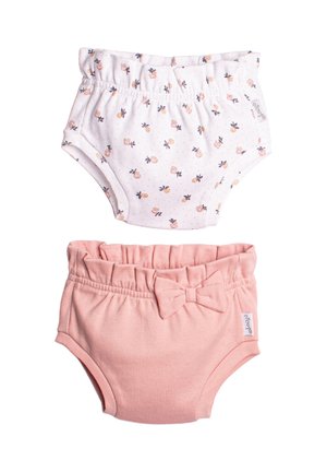 Dwa niemowlęce bloomersy; jeden biały z drobnym kwiatowym wzorem, drugi jednokolorowy różowy z materiałową kokardą na pasku.