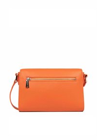 Borsa a tracolla arancione in pelle con tasca anteriore con zip, texture liscia, forma rettangolare e cinturino regolabile.