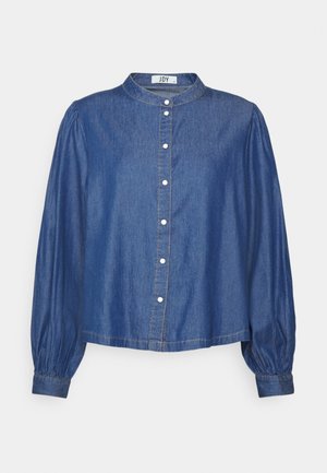 Džínová košile s límečkem, dlouhými nabíranými rukávy a předním zapínáním na knoflíky. Modrá látka s jemným prošitím a volným střihem.