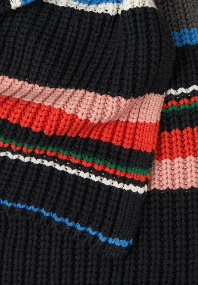 Mnohobarvá pletená látka s horizontálními pruhy v černé, růžové, červené, zelené, modré a bílé. Texturovaná, s žebrovaným designem.
