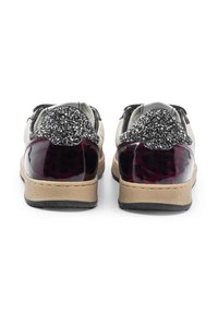 Sneaker con tappi del tallone glitter neri e argento, finitura lucida in vernice bordeaux, suole beige e tomaia in pelle testurizzata.
