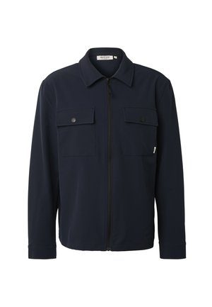 Marineblå jakke med lynlås foran, to brystlommer med klaplukning og knapper samt krave mod en hvid baggrund.