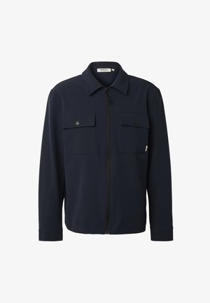 Tumesinine jakk esiluku, kahe rinnatasku klappidega, mis kinnituvad nööpidega, ja kraega valgel taustal.