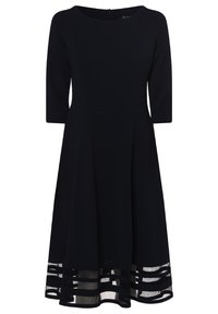 Navyblaues Kleid mit enganliegendem Oberteil und Dreiviertelärmeln. Durchsichtiger, geschichteter Saum mit horizontalen Streifen, der ein strukturiertes Aussehen verleiht.