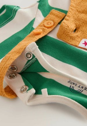 Groen en wit gestreepte baby rompertje met oranje gemêleerde knopenlijst en drukknoopjes aan de onderkant. Zachte stof met zichtbare stikdetails.