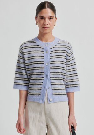 Jasnofioletowy sweter na guziki w paski, wykonany z miękkiego materiału. Posiada okrągły dekolt, krótkie rękawy oraz lekko skrócony fason.