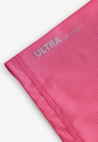 Kerge, roosa kangas, millel on tekstureeritud muster; ääred on tikkitud ja pinnal särab sõna "ULTRA" peegeldavas hõbedases värvitoonis.