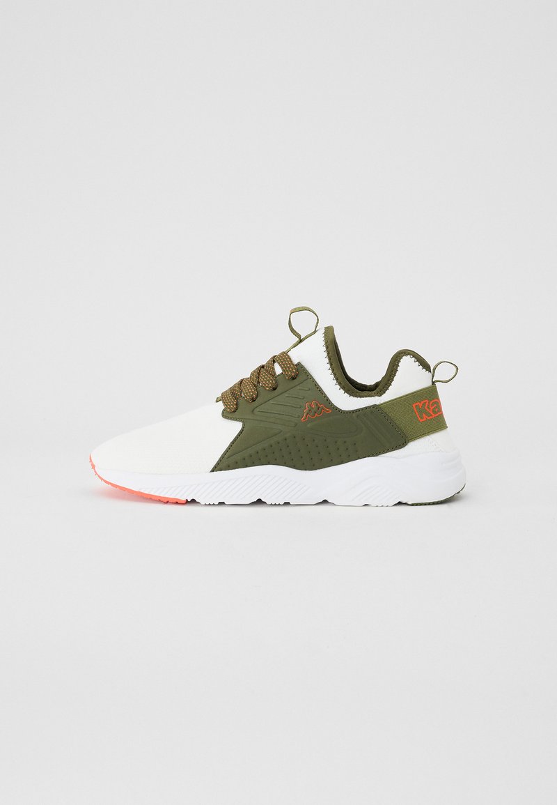 Sneaker med en hvit mesh-overdel, olivengrønne detaljer og oransje elementer. Teksturet siderpanel og gummisåle med et unikt mønster.