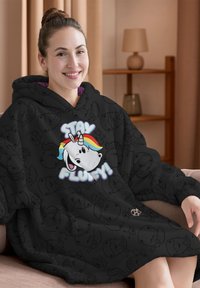 Felpa nera oversize con un grafiche di un unicorno e il testo "STAY FLUFFY!". L'interno è viola e presenta dettagli con motivi di animali.