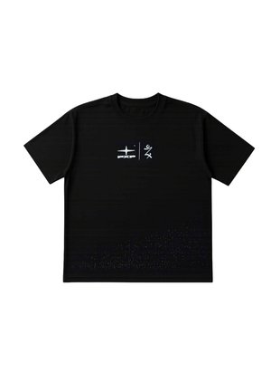 Camiseta negra de manga corta hecha de algodón, con un estampado gráfico que presenta logotipos en blanco y un patrón texturizado de pequeños puntos cerca del dobladillo.
