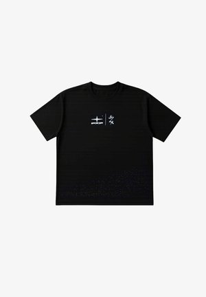 Camiseta negra de manga corta hecha de algodón, con un estampado gráfico que presenta logotipos en blanco y un patrón texturizado de pequeños puntos cerca del dobladillo.