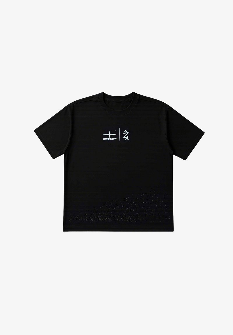 T-shirt noir à manches courtes en coton, avec un imprimé graphique comportant des logos en blanc et un motif texturé de petits points près de l'ourlet.