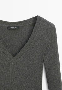 Szary, prążkowany, długi rękaw z dekoltem w kształcie litery V. Ma miękką teksturę i dopasowany krój. Metka informuje o marce "Massimo Dutti."