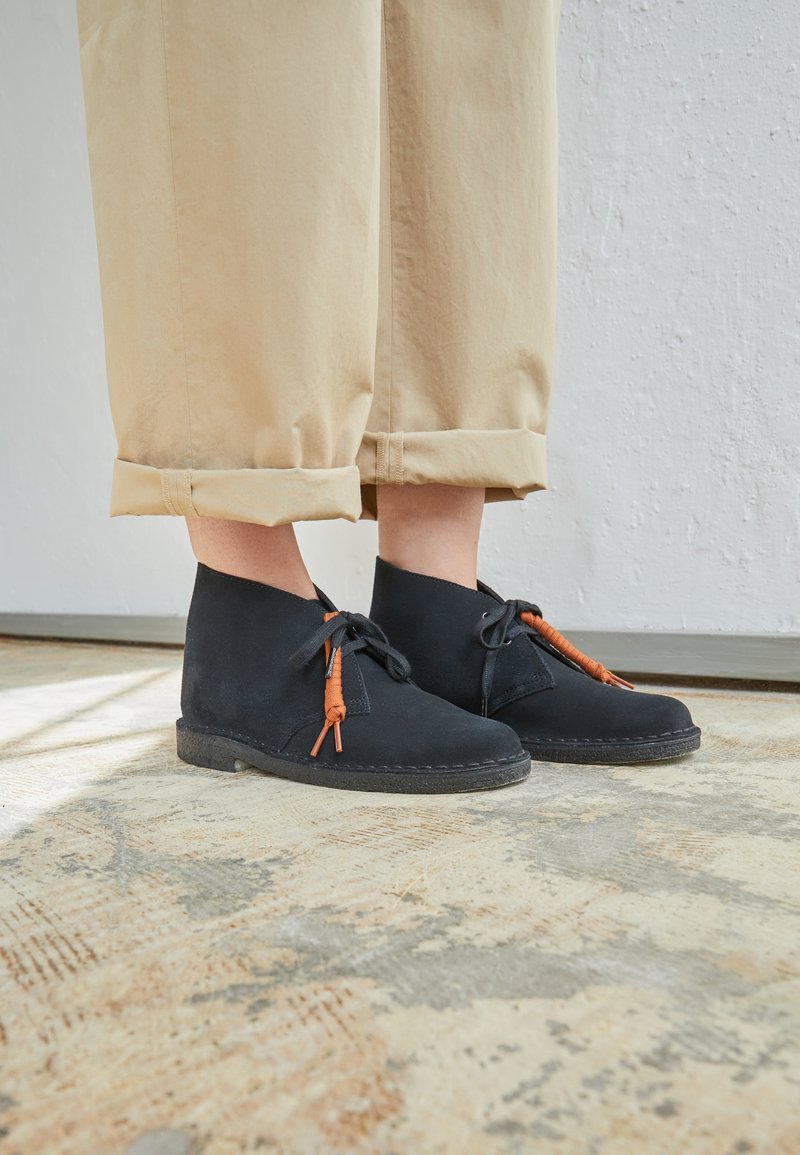 grill Smitsom sygdom De er Clarks Originals DESERT BOOT - Sporty snøresko - black/sort - Zalando.dk