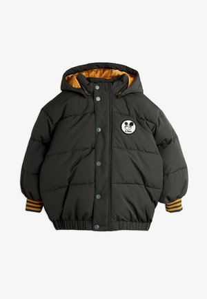Zwarte pufferjack met een capuchon, voorzien van een gele binnenvoering, elastische cuffs met strepen en een ronde Mickey Mouse patch op de borst.
