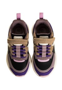 Sneaker neri e viola con una combinazione di materiali in pelle e camoscio, con accenti bianchi, lacci viola testurizzati e un occhiello per il display.