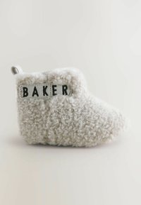 Szary, puszysty kapcie w stylu butów z fakturowanym wykończeniem, z czarną metką "BAKER" na bocznej panelu oraz pętelką ułatwiającą zakładanie.