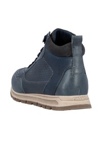 Stivali ankle in pelle blu navy con pannelli laterali testurizzati, design con lacci e suola in gomma chiara. Presenta una linguetta sul retro.