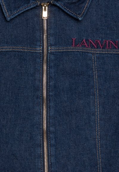 Denimjakke med frontglidelås, blått stoff, to-farget søm og brodert "LANVIN"-logo i burgunder på venstre bryst.