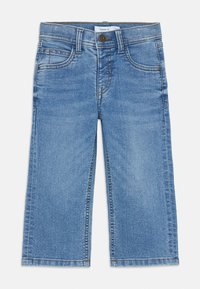 Pantalones de mezclilla azul con un diseño de pierna ancha, que presentan un cierre de botón, cinco bolsillos y detalles de costura en contraste.