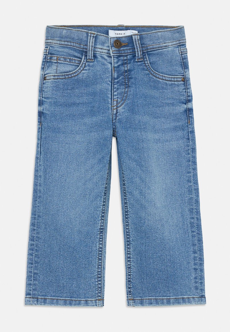 Calças de denim azul com um design de perna larga, apresentando um fecho de botão, cinco bolsos e detalhes de costura em contraste.