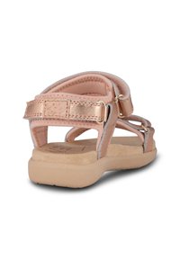 Roséguld sandaler med mjukt mockaskinn i fotbädden, justerbara remmar och metalliska detaljer. Har en dämpad sula för komfort.