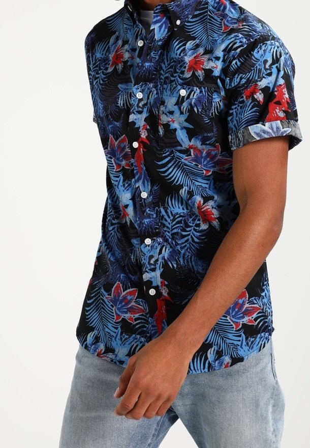 Chemise à manches courtes à boutons, avec un fond noir orné de motifs floraux vibrants bleus et rouges. Confectionnée en tissu léger.