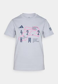 Helles graues Baumwoll-T-Shirt mit geometrischen Designs in Pink und Marineblau, einschließlich Text, mit Rundhalsausschnitt und kurzen Ärmeln.