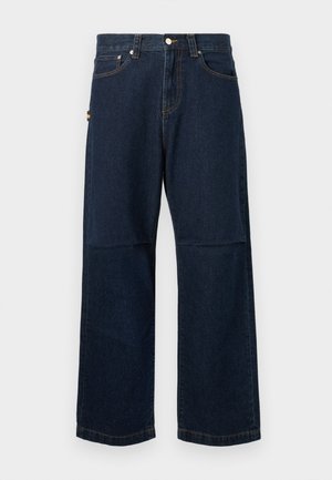 Temno modri jeans s ravnimi nogami, ki imajo klasičen dizajn s petimi žepi, kontrastno šivanje in majhno barvno oznako ob strani.