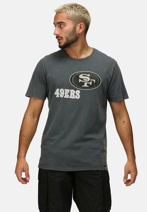 Grå bomulds t-shirt med grafisk tryk med "SF" og "49ERS" tekst i kontrastfarver. Rund hals, korte ærmer, afslappet pasform.