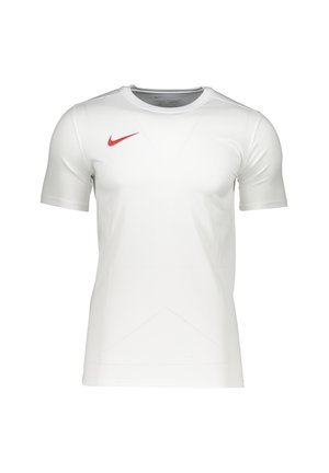 T-shirt de sport blanc à manches courtes avec col rond et logo rouge Nike Swoosh sur le côté droit de la poitrine.