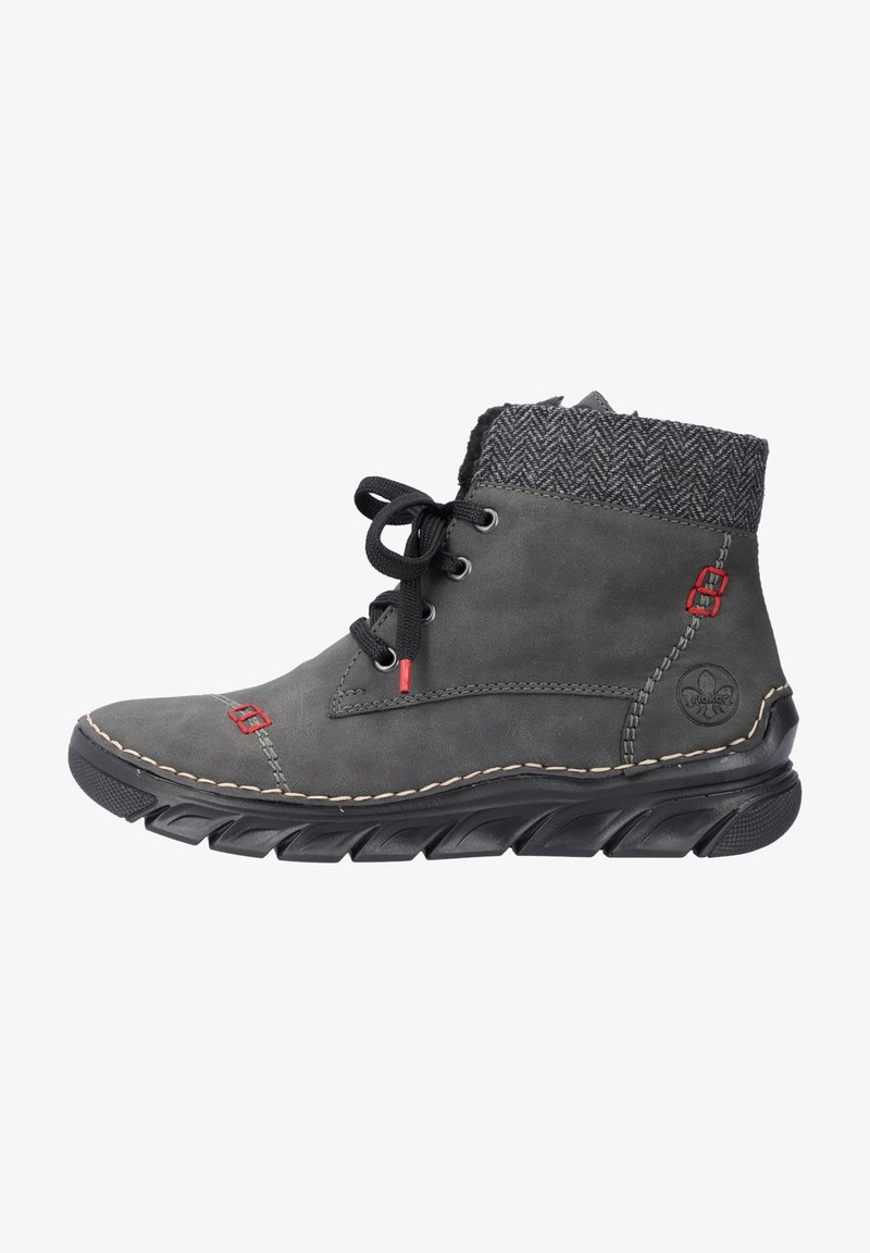 Bottines en cuir gris avec un col en maille noire texturée, des accents rouges et une semelle en caoutchouc noire présentant un motif ondulé. Design à lacets.
