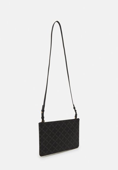 Pochette noire avec un motif géométrique, texture lisse et une bandoulière amovible. Équipée de quincaillerie dorée et d'une fermeture éclair.